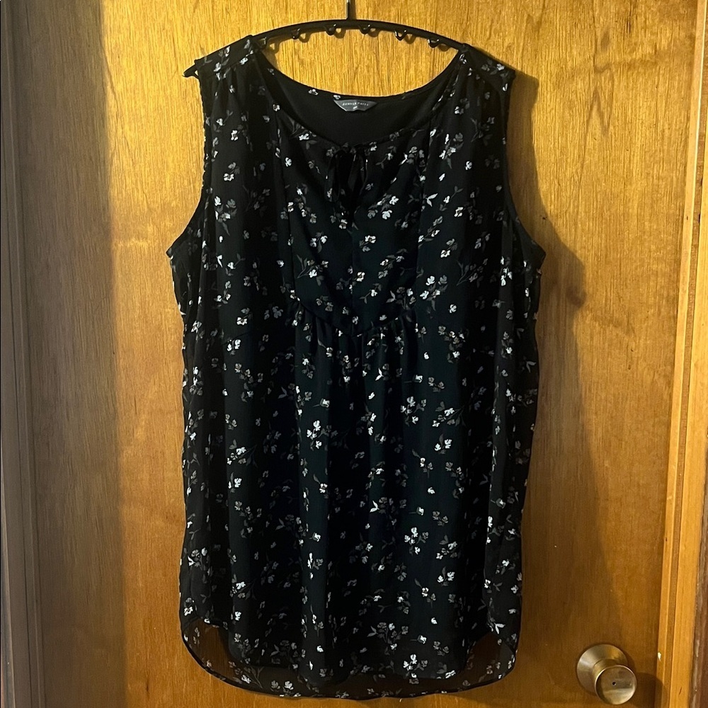 Woman’s Denver Hayes Black Floral Sleeveless Blouse Medium